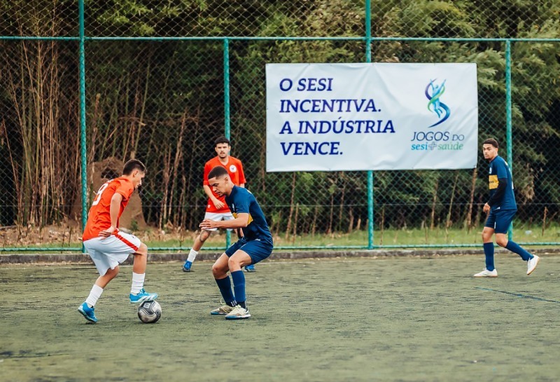 Equipes disputam partida de futebol sete, uma das modalidades em jogo.