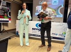 Entregas do documento ao candidato Esperidi&atilde;o Amin, pela vice presidente do CREA-SC, Eng. Fernanda Vanhoni.