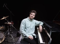 Ter&ccedil;as Sonoras recebe encontro Brasil-It&aacute;lia com Th&eacute;o Ribeiro no contrabaixo e repert&oacute;rio que re&uacute;ne m&uacute;sica autoral e jazz. 
