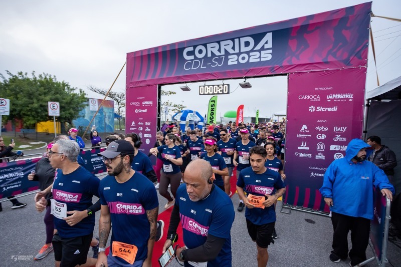 Corrida Outubro Rosa mobiliza São José em torno da prevenção ao câncer de mama.