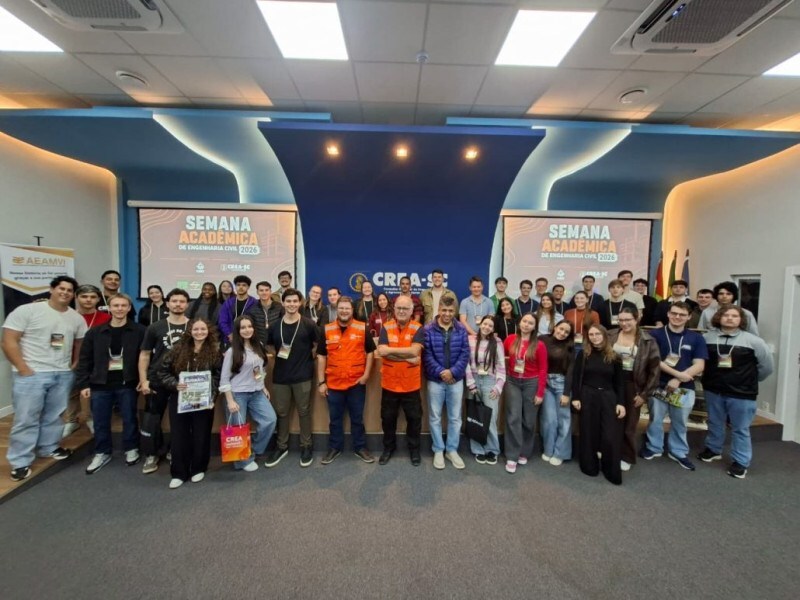 O encontro reuniu estudantes e professores para uma programação voltada à formação profissional e à troca de experiências sobre temas relacionados à engenharia civil, com destaque para a prevenção e a resposta a situações de emergência e desastres.
