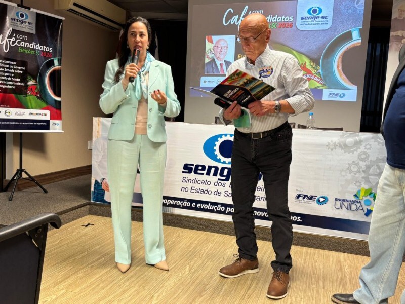 Entregas do documento ao candidato Esperidião Amin, pela vice presidente do CREA-SC, Eng. Fernanda Vanhoni.