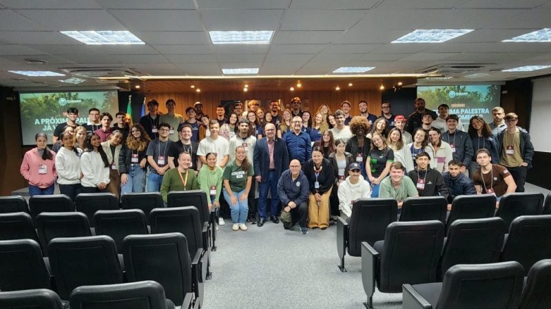 Programação reúne estudantes e profissionais no CREA-SC e destaca a importância da formação e da responsabilidade profissional.