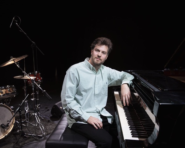Terças Sonoras recebe encontro Brasil-Itália com Théo Ribeiro no contrabaixo e repertório que reúne música autoral e jazz. 
