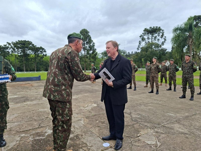 Edmilson Luiz Verka foi homenageado durante a solenidade dos 74 anos do Campo de Instrução Marechal Hermes. 