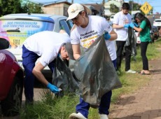 Volunt&aacute;rios da Aurora Coop de Chapec&oacute; recolheram materiais descartados de forma inadequada nas proximidades do Programa Verde Vida, no bairro Bom Pastor.