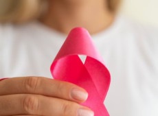 Campanha re&uacute;ne iniciativas voltadas &agrave; preven&ccedil;&atilde;o do c&acirc;ncer de mama, ao cuidado integral e &agrave; promo&ccedil;&atilde;o dos direitos e da autonomia das mulheres.
