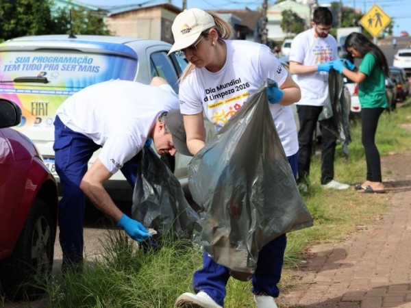 Volunt&aacute;rios da Aurora Coop de Chapec&oacute; recolheram materiais descartados de forma inadequada nas proximidades do Programa Verde Vida, no bairro Bom Pastor.