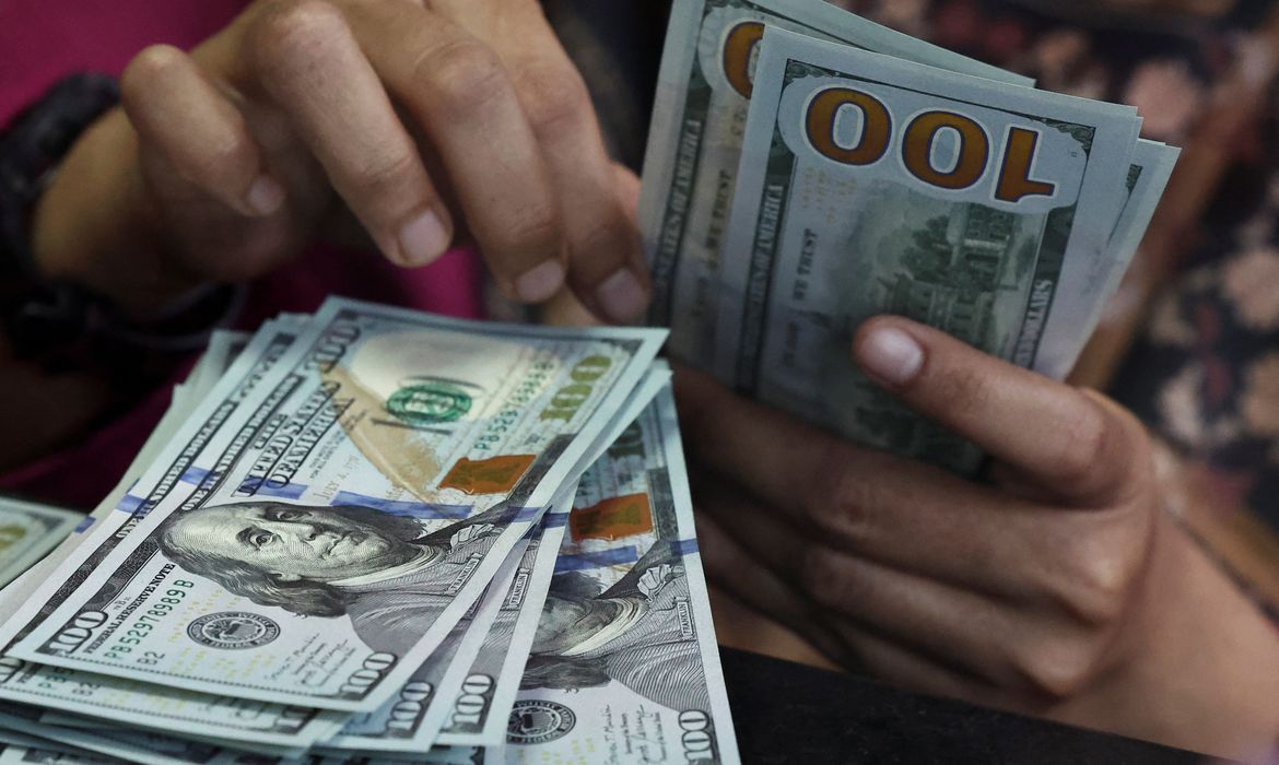 Dólar fecha abaixo de R$ 5 pela primeira vez desde maio