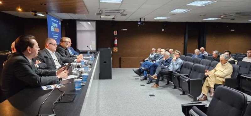 O encontro reuniu representantes de entidades, especialistas e lideranças dos setores público e privado para discutir os desafios da infraestrutura de transportes e as perspectivas para a ampliação e modernização da malha rodoviária federal.