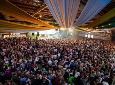 A 41&ordf; Oktoberfest Blumenau acontece de 7 a 25 de outubro, com programa&ccedil;&atilde;o no Parque Vila Germ&acirc;nica e desfiles na Rua 15 de Novembro.