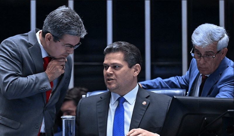 No Plenário, a matéria precisa passar por cinco sessões de debates antes de ser votada em primeiro turno. 