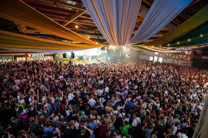 A 41ª Oktoberfest Blumenau acontece de 7 a 25 de outubro, com programação no Parque Vila Germânica e desfiles na Rua 15 de Novembro.
