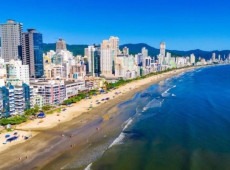 Com a chegada do ver&atilde;o, servi&ccedil;os inspirados na hotelaria de luxo atendem investidores de outros estados que buscam comodidade, gest&atilde;o patrimonial e experi&ecirc;ncias personalizadas. 
