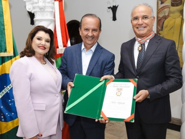 O encontro tamb&eacute;m serviu para a entrega da Medalha Anita Garibaldi ao embaixador do Marrocos, Nabil Adghoghi.