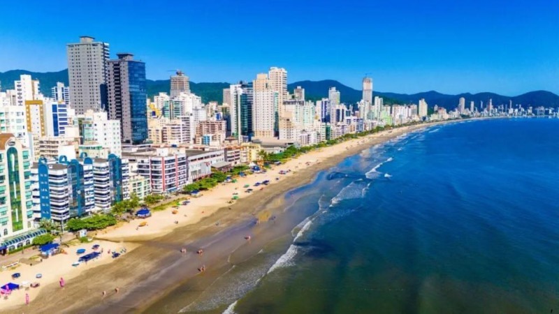 Com a chegada do ver&atilde;o, servi&ccedil;os inspirados na hotelaria de luxo atendem investidores de outros estados que buscam comodidade, gest&atilde;o patrimonial e experi&ecirc;ncias personalizadas. 