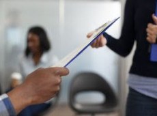 Com apenas 1% da popula&ccedil;&atilde;o brasileira fluente no idioma, entrada de capital estrangeiro no pa&iacute;s nos &uacute;ltimos 12 meses amplia oportunidades de neg&oacute;cios, mas evidencia a baixa oferta de profissionais preparados para atuar com investidores e clientes internacionais, de prestadores de servi&ccedil;os a corretores e agentes financeiros.