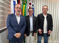 O presidente da ACORS, Coronel QORR PMSC S&eacute;rgio Lu&iacute;s Sell, e o 1&ordm; vice-presidente, Coronel Leibnitz Martinez Hipolito estiveram hoje em reuni&atilde;o com o presidente da FCDL(SC), Onildo Dalbosco.

