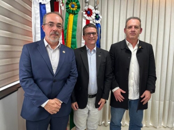 O presidente da ACORS, Coronel QORR PMSC S&eacute;rgio Lu&iacute;s Sell, e o 1&ordm; vice-presidente, Coronel Leibnitz Martinez Hipolito estiveram hoje em reuni&atilde;o com o presidente da FCDL(SC), Onildo Dalbosco.

