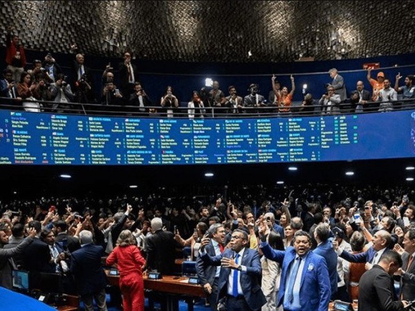 Al&eacute;m do autor, deputado Reginaldo Lopes, tamb&eacute;m estava presente na sess&atilde;o a deputada Erika Hilton (PSOL-SP), autora de outra proposta com a mesma finalidade.