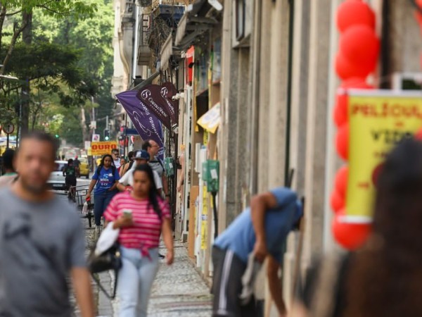 Fim da escala 6x1 traz esperan&ccedil;a de mais tempo para fam&iacute;lia e sa&uacute;de