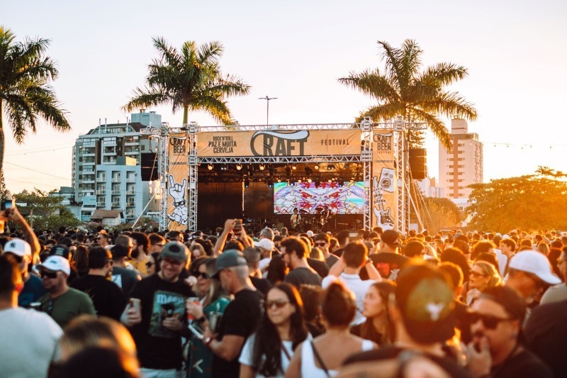Com mais de 150 rótulos de chopes, bandas, operações gastronômicas e atrações para toda a família, o festival acontece nos dias 17 e 18 de outubro, na praça Bento Silvério, em Florianópolis.
