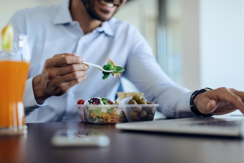 Planejar as alimentações no trabalho é importante para manter a qualidade das refeições.

