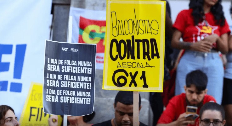 Com a mudança na legislação, o trabalhador agora terá dois dias de folga na semana, para cada cinco trabalhados, sem redução de salário.