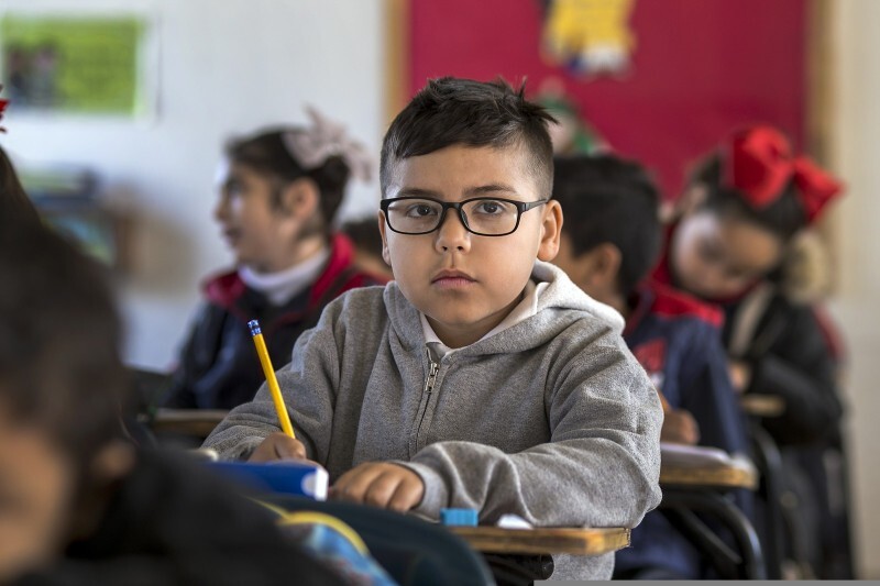Aproximar-se demais dos livros e das telas, apresentar queda no desempenho escolar, esbarrar frequentemente em objetos ou inclinar a cabeça para enxergar melhor são alguns dos sinais que podem indicar alterações na visão de crianças. 