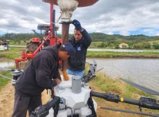 Momento do abastecimento do drone para a semeadura do arroz. 