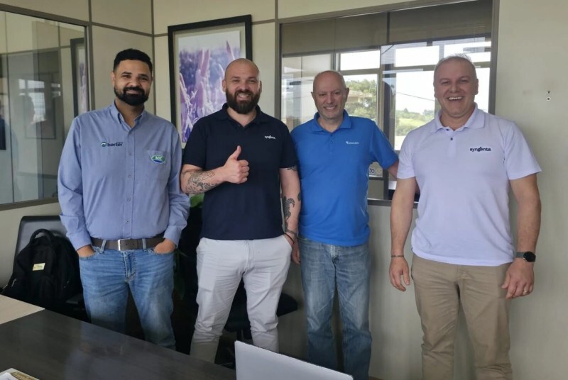 Participaram do encontro o vice-presidente da Coocam, Riscala Miguel Fadel Junior, e pela Syngenta, Erivelton Zanon, RTV da empresa na região, além de Julio Alves e Marcio Simões do time de crédito e barter.