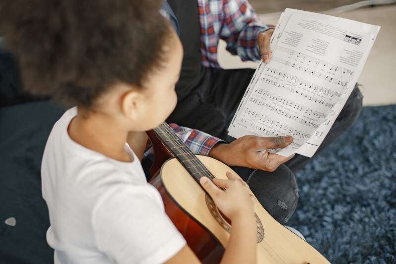 Às vésperas da Década Internacional da Cultura, instituída pela ONU, projeto Escola Sonora leva 50 apresentações gratuitas a 25 escolas públicas da Grande Florianópolis e deve alcançar mais de 10 mil estudantes em 2026.