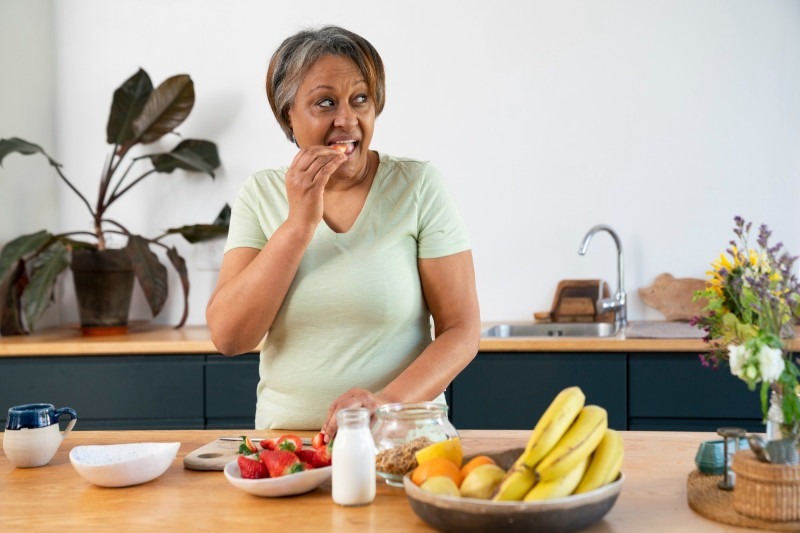 Alimentação adequada, boa ingestão de cálcio e vitamina D e exercício físico regular formam a base da prevenção. 