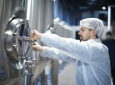 A ind&uacute;stria de alimentos e bebidas precisa preparar produtos e processos para atender &agrave;s exig&ecirc;ncias t&eacute;cnicas, sanit&aacute;rias e de rotulagem de cada mercado. 