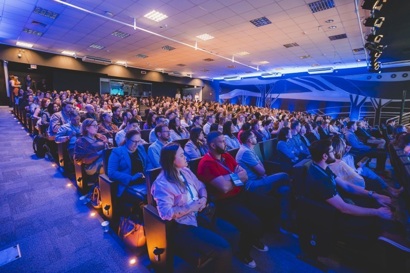 Auditório principal da FIESC durante a edição de 2025 do Conecta Saúde.
