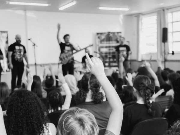 Projeto Escola Sonora leva 50 apresenta&ccedil;&otilde;es gratuitas a 25 escolas p&uacute;blicas da Grande Florian&oacute;polis e deve alcan&ccedil;ar mais de 10 mil estudantes em 2026.