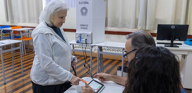 Mesmo o eleitor que faltou, poderá votar no segundo turno, desde que esteja com o título eleitoral regular. 