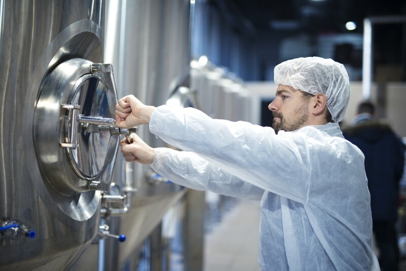 A indústria de alimentos e bebidas precisa preparar produtos e processos para atender às exigências técnicas, sanitárias e de rotulagem de cada mercado. 