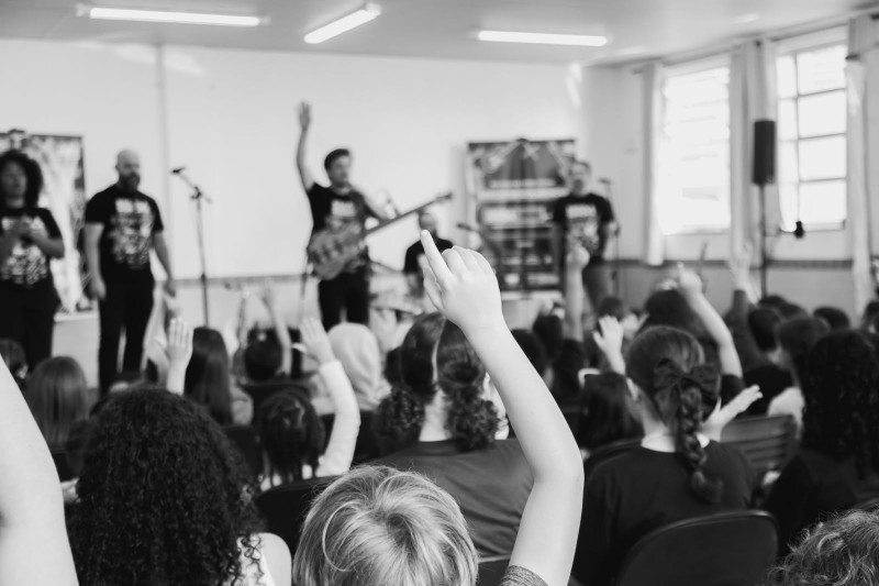 Projeto Escola Sonora leva 50 apresentações gratuitas a 25 escolas públicas da Grande Florianópolis e deve alcançar mais de 10 mil estudantes em 2026.