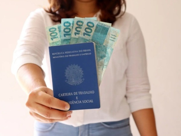 Setor de servi&ccedil;os gera mais de 30 mil vagas formais e lidera ranking no ano em SC.