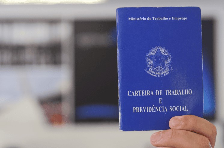  Conhecida como a PEC do fim da escala 6×1, a proposta prevê a implementação gradual das novas regras e altera o artigo 7º da Constituição Federal.