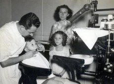 Compromisso com sa&uacute;de &eacute; um diferencial do SESI; na foto, dentista em SP em 1951
