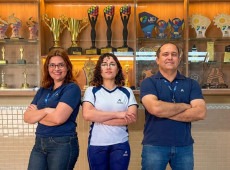 Professora Susanna Sharon Horn,1&ordm; lugar estadual na categoria Ensino Fundamental (esq.), Isabella Miranda Braz&atilde;o e Silva, do Col&eacute;gio Adventista de Itaja&iacute; (meio) e Professor Tiago Vieira Alves, bicampe&atilde;o catarinense na categoria Ensino m&eacute;dio (2025 e 2026) (dir.)