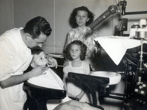 Compromisso com sa&uacute;de &eacute; um diferencial do SESI; na foto, dentista em SP em 1951