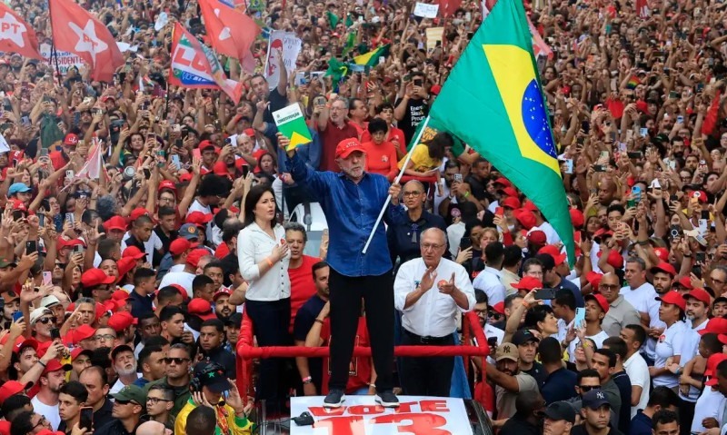Luiz Inácio Lula da Silva, 80 anos, foi reeleito neste domingo (25) para seu quarto mandato à Presidência da República pelo Partido dos Trabalhadores (PT).