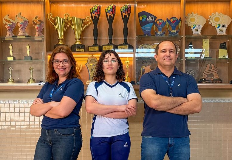 Professora Susanna Sharon Horn,1º lugar estadual na categoria Ensino Fundamental (esq.), Isabella Miranda Brazão e Silva, do Colégio Adventista de Itajaí (meio) e Professor Tiago Vieira Alves, bicampeão catarinense na categoria Ensino médio (2025 e 2026) (dir.)