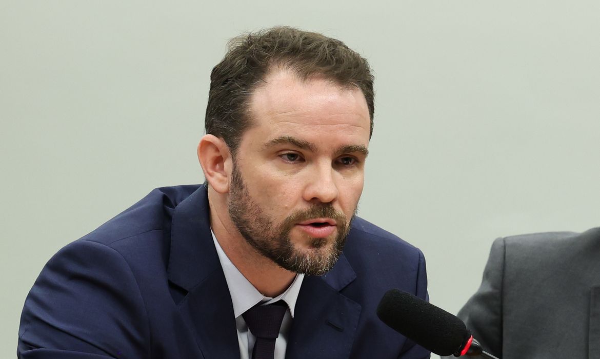 Governo buscará cumprir meta fiscal com diálogo, diz Durigan