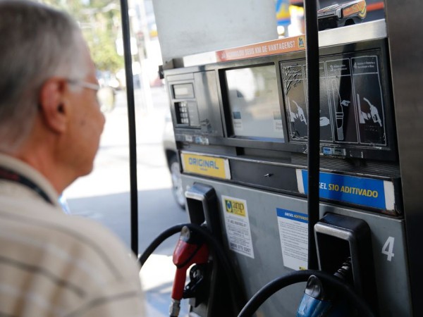 Governo prorroga por um m&ecirc;s subven&ccedil;&atilde;o de R$ 2,12 ao diesel