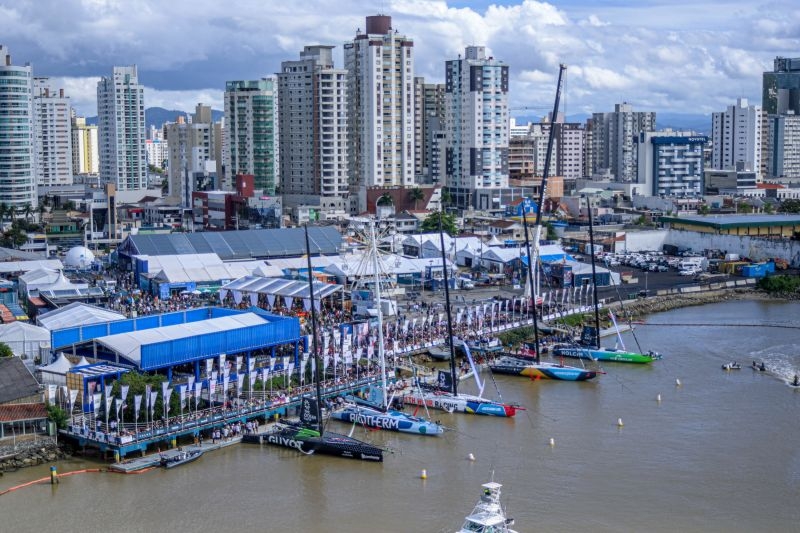 Barcos da The Ocean Race ancorados em Itaja&iacute;.