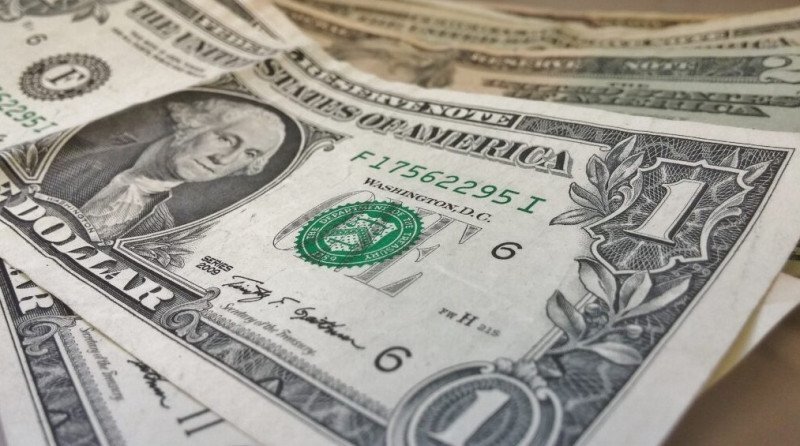 Dólar sobe 8,21%, e bolsa cai 13,88% após reeleição de Lula.